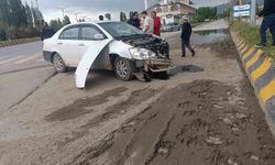 Hafriyat kamyonu ile otomobil çarpıştı: 1 yaralı
