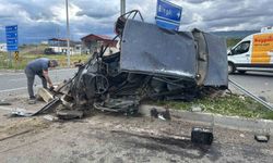 Hayvan yüklü kamyon otomobillere çaptı: 1'i ağır 2 yaralı