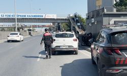 Otomobilin çarptığı motosikletli bariyerlere sıkıştı