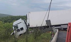 Otomobilin çarptığı tır bariyerleri aşıp yoldan çıktı