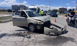 Erzincan’da TEDAŞ Kavşağı’nda Trafik Kazası: Araçlarda Büyük Hasar Oluştu