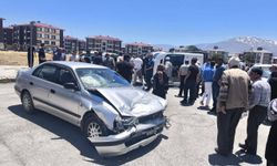 Erzincan’da Trafik Kazası: Çarpışan Kamyonet Devrildi