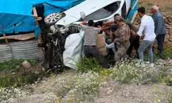 Karayolunda otomobil şarampole devrildi: 2 yaralı