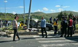 Kavşakta iki otomobil çarpıştı: 2 kişi hayatını kaybetti, 4 kişi yaralandı