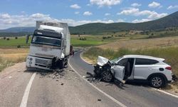 Otomobil ile kamyon çarpıştı: 4 yaralı