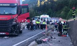 Tır ile hafif ticari araç çarpıştı: 1 ölü, 1 yaralı