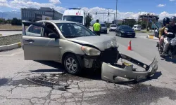 Erzincan’da iki otomobil çarpıştı: Araçlar hurdaya döndü