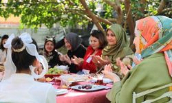Protokol eşleri koruyucu aileyi yalnız bırakmadı
