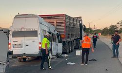 Tarım İşçilerini Taşıyan Minibüs TIR’ın Altına Girdi: 3’ü Ağır 18 Yaralı