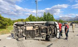 Erzincan'da aydınlatma direğine çarpan otomobil yan yattı