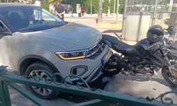 Yayalara yol veren motosikletliye otomobil çarptı