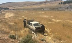Yol kenarına devrilen otomobil sürücüsü yaralandı