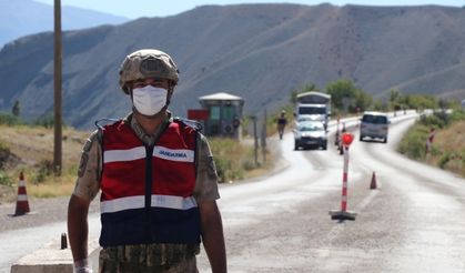 Erzincan’da jandarmadan sürücülere şeker kolonya ikramı