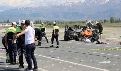 Erzincan'da feci kaza 2 ölü 11 yaralı