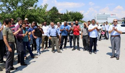 Erzincan'da borçları nedeniyle suları kesilen çiftçiler eylem yaptı
