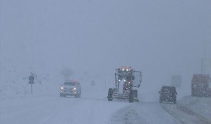 Erzincan'da kar yağışı ulaşımı olumsuz etkiledi