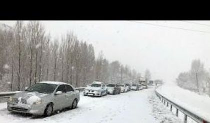 Erzurum-Erzincan karayolunda yüzlerce araç mahsur kaldı