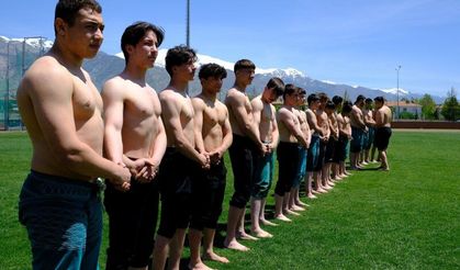 Genç pehlivanlar Erzincan'da er meydanına çıktı