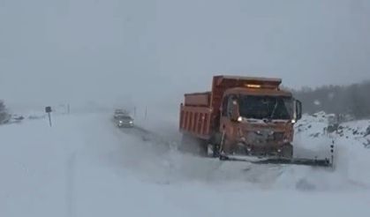 Bingöl-Erzurum yolu kar ve tipi nedeniyle ulaşıma kapandı