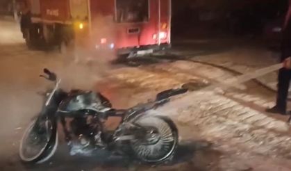 Elazığ’da seyir halindeki motosiklet yandı