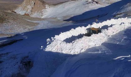 Hakkari’de 4 metre karla mücadele