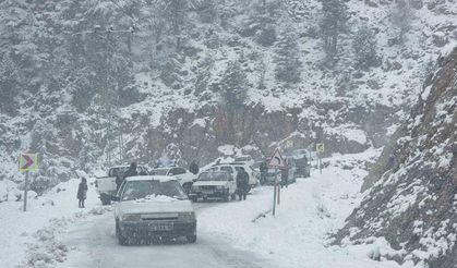 Adana’da karda mahsur kalan araçlar kurtarıldı
