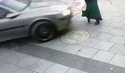 Alkollü şahsın kullandığı otomobil kaldırımdaki kadına böyle çarpmış