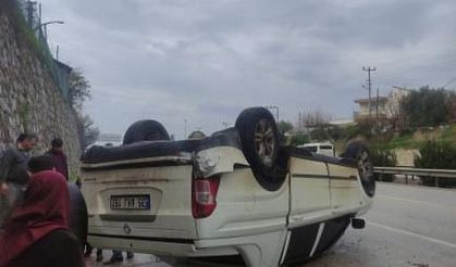 Antalya’da yağışlı hava kazayı beraberinde getirdi, kamyonet devrildi
