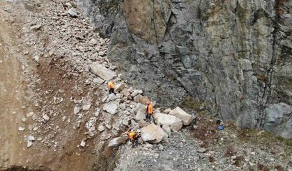 Artvin’de heyelanlar sonrası profesyonel dağcılar yamaçlarda kaya temizliğine başladı