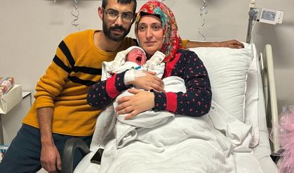 Bakan Mahinur Özdemir Göktaş’tan 2024 yılının ilk bebeklerine ziyaret