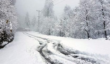 Bartın’da köy yollarına kar engeli