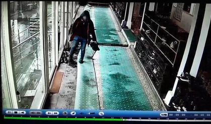 Diyarbakır’da camide ayakkabı hırsızlığı kamerada