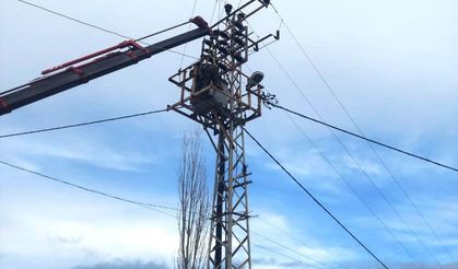 Hisarcık Kutluhallar köyünün eskiyen 30 yıllık elektrik trafosu yenilendi