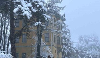 Karabük’te araçlar ve binalar karla kaplandı
