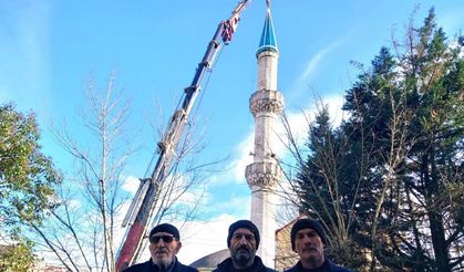Tehlike oluşturan Elmalık Camii’nin minare külahı yeniledi