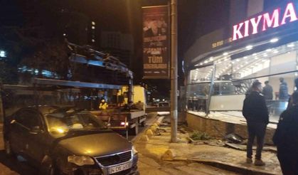 Maltepe’de kontrolden çıkan araç restorana girdi: 1 yaralı