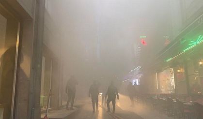 Taksim’de 5 katlı binanın çatı katında yangın paniği