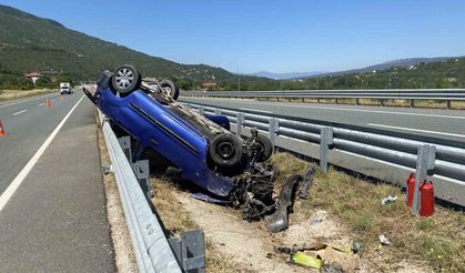 Bariyerlere çarpan hafif ticari araç ters döndü: 3 yaralı