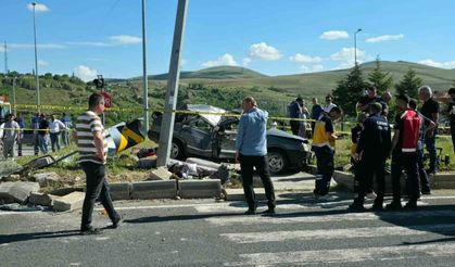 Kavşakta iki otomobil çarpıştı: 2 kişi hayatını kaybetti, 4 kişi yaralandı