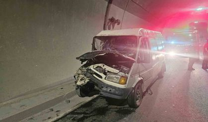 Tünel içinde korkutan kaza: Minibüs traktöre çarptı, 1’i ağır 3 kişi yaralandı