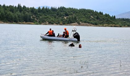 Serinlemek için girdiği baraj gölünde boğuldu