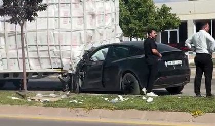 Dorseye çarpan Tesla hurdaya döndü: 1 yaralı