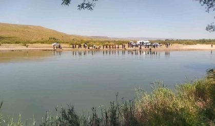 Sivas'ta serinlemek için Kızılırmak'a giren 2 kişiden 1'i kayboldu