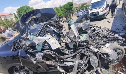 Tıra çarpan otomobil hurdaya döndü: 1 yaralı