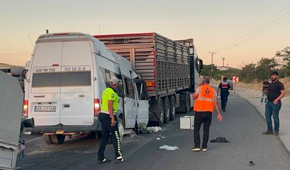 Tarım İşçilerini Taşıyan Minibüs TIR’ın Altına Girdi: 3’ü Ağır 18 Yaralı