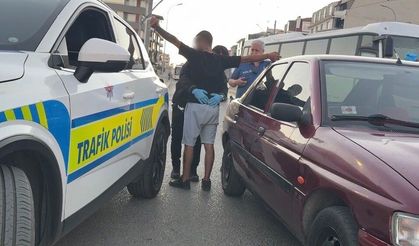 Çalışır haldeki otomobilde uyuyan 2 kişiyi polis güçlükle uyandırdı, araçta 13 sentetik hap ele geçirildi