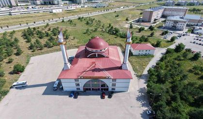 Erzurum'un divit kalem minareli camisi görenleri hayran bırakıyor