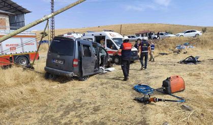 Hafif ticari araç tarlaya uçtu:5 yaralı