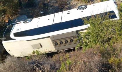 Otobüs ve otomobil şarampole devrildi: 2 ölü, 1 yaralı