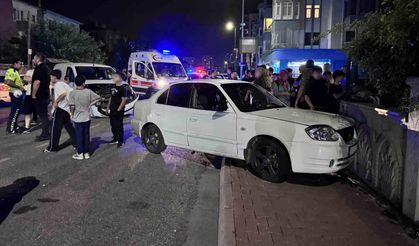 Ticari araçla çarpışan otomobil bina duvarına çarptı